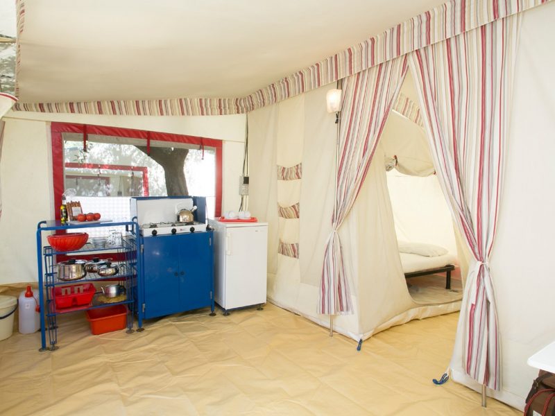 Accommodatie bungalowtent keukengedeelte