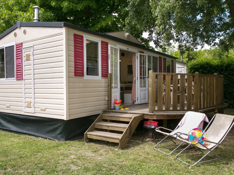 Accommodatie stacaravan op de camping ligstoelen