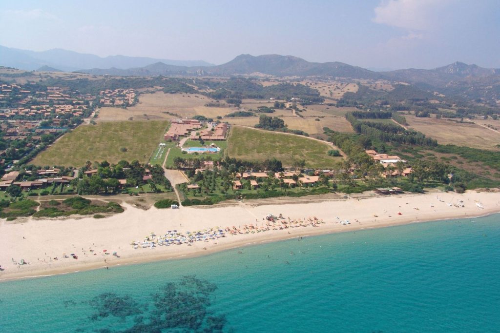 Rey Beach Club Costa Rei overzicht vakantiepark van bovenaf