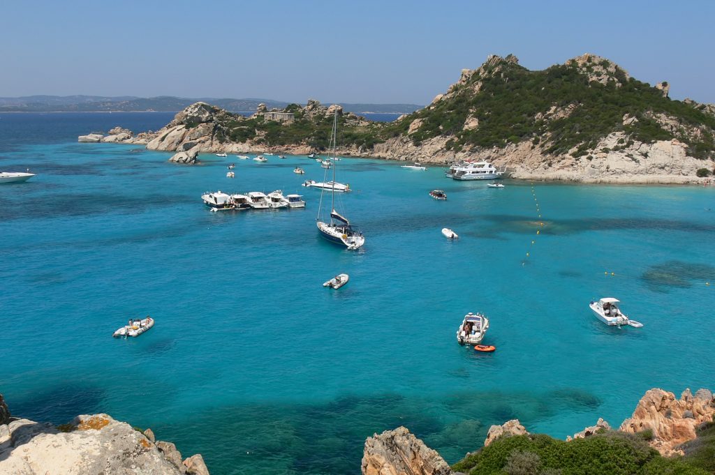 Sardinië baai boten zee