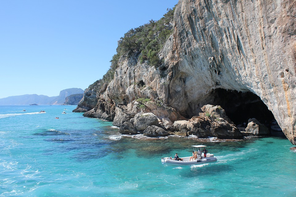 Sardinië - met de auto - blauw water en mooie rotsen
